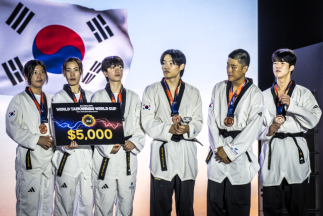 ▲ 한국 혼성 파워태권도 국가대표팀 선수단이 8일 춘천송암스포츠타운에어돔에서 열린 2025 WT 월드컵 팀 챔피언십 시리즈 혼성 단체전에서 동메달을 수확한 뒤 시상대에 올라 있다. 세계태권도연맹 제공