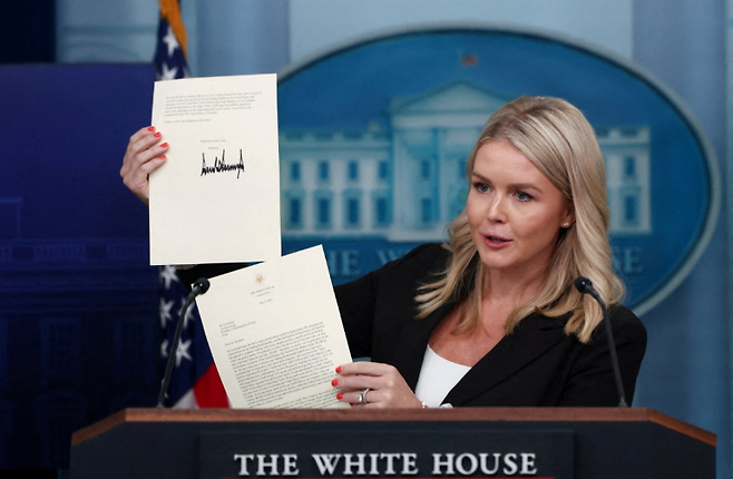 캐롤라인 레빗 백악관 대변인이 7일(현지 시각) 브리핑에서 한국과 일본에 상호 관세율을 통지하는 트럼프 대통령의 서한을 들어 보이고 있다.