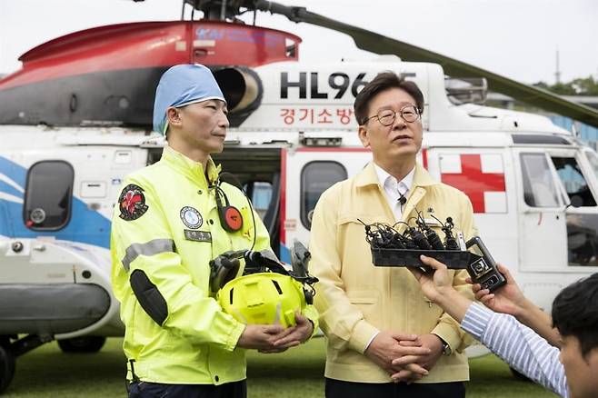 이재명 대통령(당시 경기도지사)과 이국종 국군대전병원장(당시 아주대병원 권역외상센터장)이 2019년 8월 경기도청 잔디광장에서 열린 ‘응급의료전용 헬기 종합 시뮬레이션 훈련’에 함께 참여하고 있다. 경기도 제공