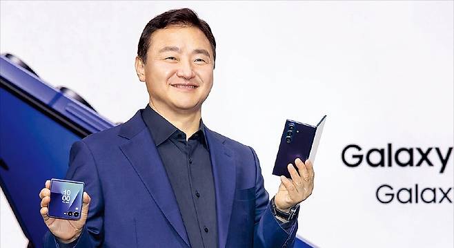 노태문 삼성전자 디바이스경험(DX)부문장 직무대행(사장)이 9일 미국 뉴욕에서 열린 ‘갤럭시 언팩 2025’에서 신형 폴더블 스마트폰인 갤럭시 Z폴드7과 갤럭시 Z플립7을 소개하고 있다. 삼성전자는 스마트폰 두께를 전작보다 25% 얇게 만들고, 더 강력해진 인공지능(AI)을 적용했다. 삼성전자 제공