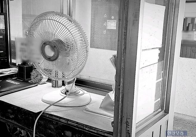 서울의 한 고가 아파트 단지 경비실에 돌아가는 선풍기  /사진=유지희 기자