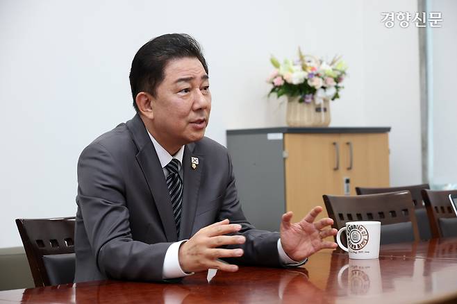 김병기 더불어민주당 대표 직무대행 겸 원내대표가 8일 국회 원내대표실에서 인터뷰하고 있다. 권도현 기자