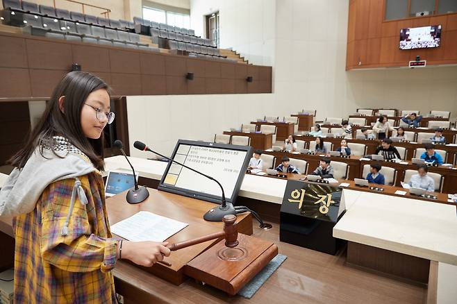 2019년 5월 경기 용인시의회의 ‘지방자치 아카데미’에 참가한 역북초등학교 학생들이 본회의장에서 모의 회의를 진행하며 지방의회 운영을 직접 체험하고 있다. 용인시의회 제공