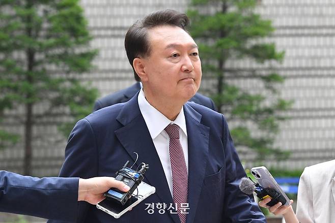 윤석열 전 대통령이 지난 3일 서울 서초구 서울중앙지방법원에서 열린 내란 우두머리 혐의·직권남용 권리행사 방해 혐의 사건 9차 공판에 출석하고 있다. 사진공동취재단