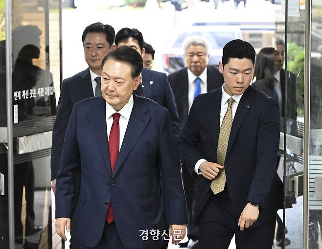 윤석열 전 대통령이 9일 서울 서초구 서울중앙지방법원에서 구속 전 피의자심문(영장실질심사)을 받기 위해 출석하고 있다. 문재원 기자
