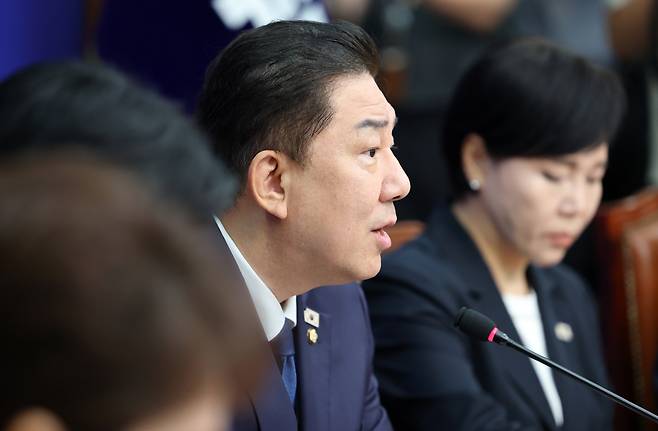 김병기 더불어민주당 대표 직무대행 겸 원내대표(가운데)가 9일 국회에서 열린 최고위원회의에서 발언하고 있다. 박민규 선임기자