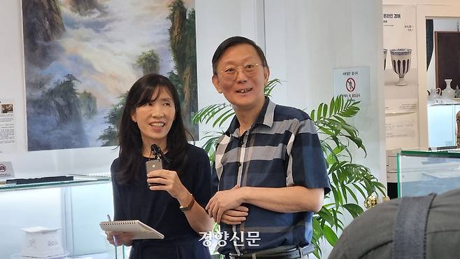 고미술 전문가 션지아신(오른쪽)이 9일 다보성 갤러리에서 열린 기자간담회에서 질문에 대답하고 있다. 서현희 기자