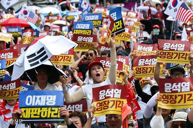 손팻말 든 ‘윤 어게인’ 윤석열 전 대통령 지지자들이 윤 전 대통령이 영장실질심사를 받기 위해 서울중앙지법에 출석한 9일 법원 인근에서 집회를 열고 있다. 성동훈 기자