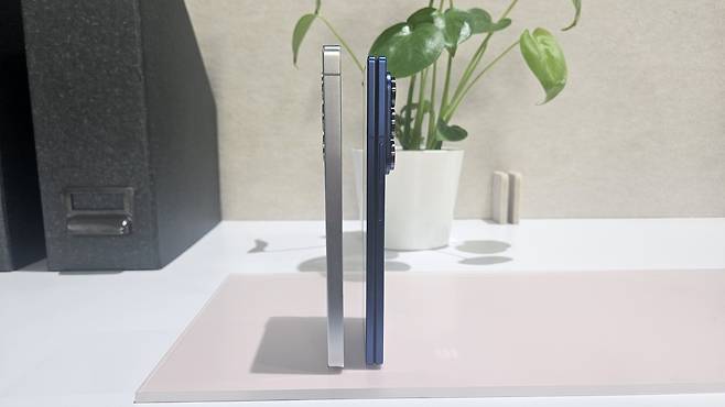 바 형태 스마트폰인 갤럭시 S25 울트라(왼쪽)와 신형 폴더블폰 Z폴드7 두께 비교. 노도현 기자