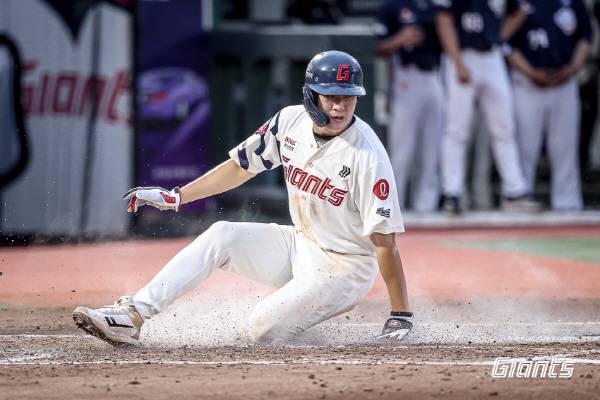 9일 부산 사직구장에서 열린 두산과 3연전 두 번째 경기에서 롯데 나승엽이 득점에 성공하고 있다. 롯데 자이언츠 제공