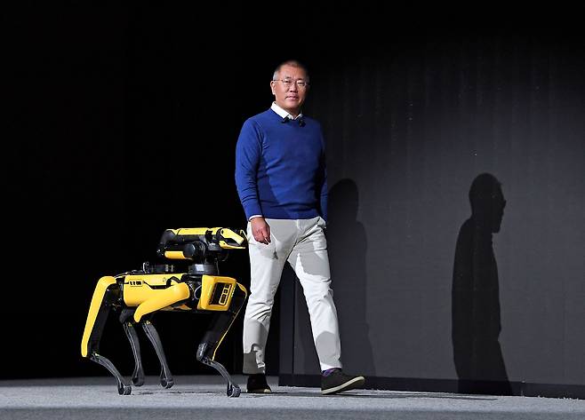 Hyundai Motor Group Executive Chair Euisun Chung walks with Boston Dynamics' Spot robot dog in Las Vegas ahead of CES 2022. [HYUNDAI MOTOR]