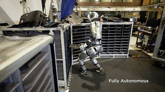 Atlas demonstrates ″part sequencing,″ its ability to autonomously sort, retrieve and place parts. [BOSTON DYNAMICS]