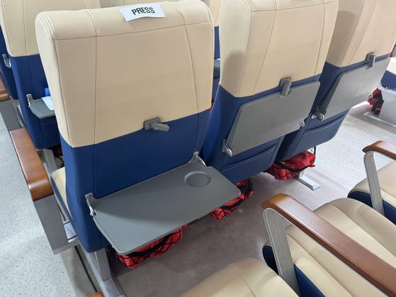 Seats equipped with tables on the Hangang Bus [CHO JUNG-WOO]