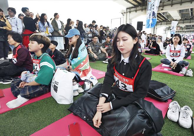 That's me... trying to space out. [PARK SANG-MOON]