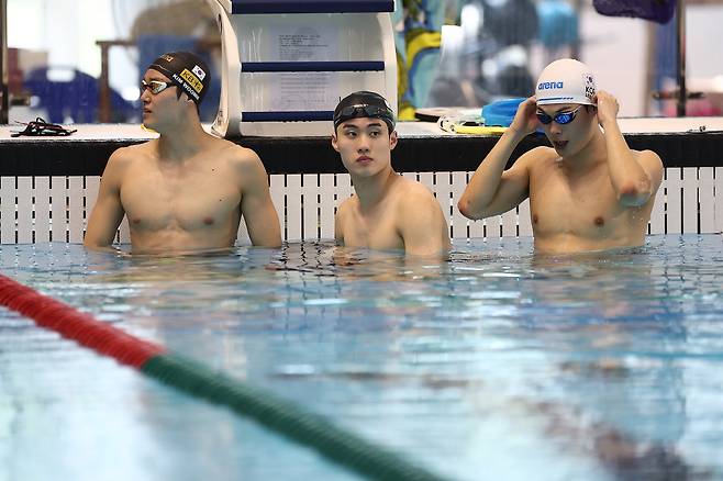 From left, swimmers Kim Woo-min, Hwang Sun-woo and Lee Ho-joon train at the Jincheon National Training Center in North Chungcheong on July 8. [YONHAP]