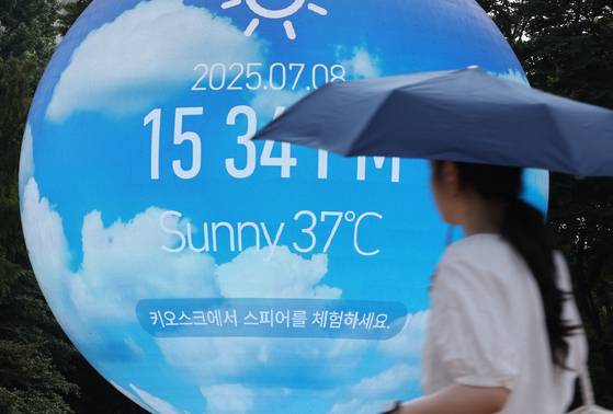 The temperature is displayed on an electric board on a street in Songpa District, southern Seoul, on July 8. [YONHAP]