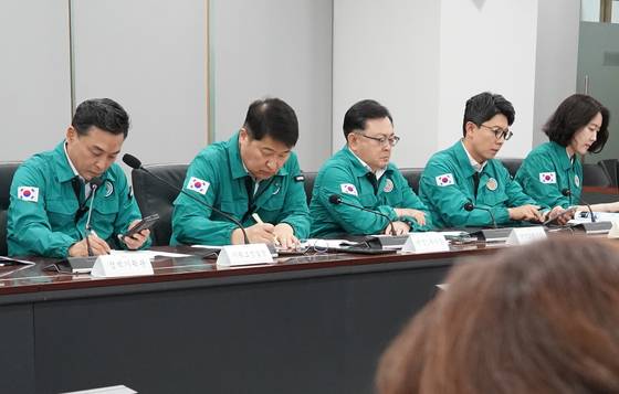 Seoul Metropolitan Government officials attend an emergency heatwave response situation review meeting at City Hall in Jung District, central Seoul, on July 9. [SEOUL METROPOLITAN GOVERNMENT]