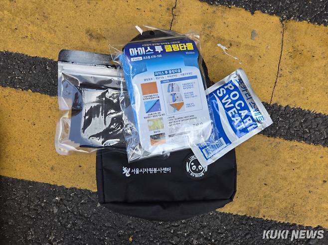 쿨키트는 온열질환 대비 물품으로, 휴대용 쿨타월·쿨토시·포카리스웨트 분말 가루·폭염 예방 안내문 엽서 등이 보냉백 안에 담겼다. 노유지 기자