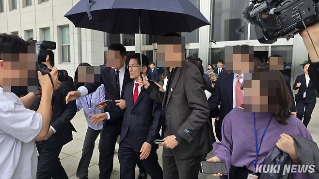 김문수 전 국민의힘 대선 후보가 지난 5월 9일 국민의힘 의원총회에서 ‘후보 교체 파동’으로 당 지도부와 격돌 후 퇴장하고 있다. 임현범 기자