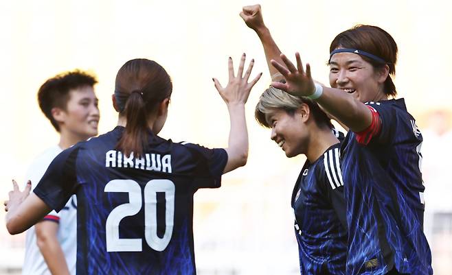 다카하시(오른쪽)가 9일 오후 4시30분 수원월드컵경기장에서 열린 ‘2025 동아시아축구연맹(EAFF) E-1 챔피언십(동아시안컵)’ 여자부 대만과 개막전에서 골을 넣은 뒤 기뻐하고 있다. 연합뉴스