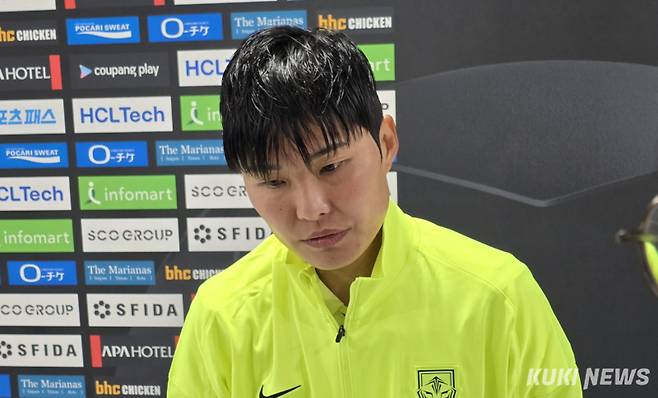 지소연이 9일 오후 8시 수원월드컵경기장에서 열린 ‘2025 동아시아축구연맹(EAFF) E-1 챔피언십(동아시안컵)’ 중국과 경기에서 2-2로 비긴 뒤 믹스트존에서 취재진과 만나 인터뷰하고 있다. 김영건 기자
