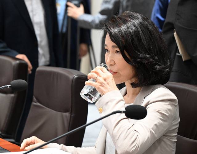 이진숙 방송통신위원장이 8일 용산 대통령실에서 열린 국무회의에서 물을 마시고 있다. 이재명 대통령은 이 위원장을 겨냥해 “국무회의 발언을 개인 정치에 왜곡해 활용해선 안 된다”고 강하게 질책했다. 김지훈 기자