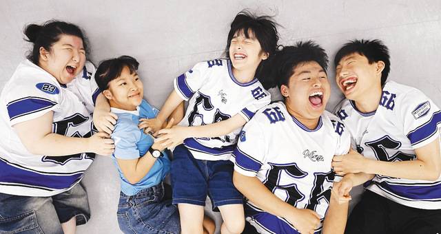 발달장애인 댄스 그룹 '에바크루' 멤버들이 지난달 23일 인천시 부평구 퍼스트 댄스 스튜디오에서 뮤지컬 수업을 마친 뒤에 환하게 웃고 있다. 각기 다른 개성을 지닌 다섯 명은 무대를 향한 꿈을 나누며 연습실을 따뜻한 웃음으로 가득 채웠다. 왼쪽부터 박하진, 정명빈, 성유하, 김민규, 어수완.