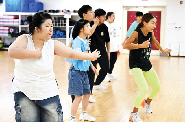 '에바크루' 멤버들이 지난달 23일 인천시 부평국민체육센터에서 춤 동작을 연습하고 있다.