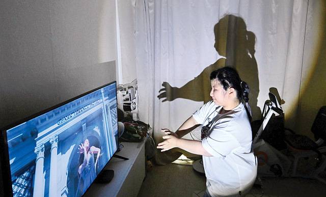 집에 돌아와서도 '댄싱 퀸'의 열정은 식을 줄 모른다. 고된 춤 연습을 마치고 집에서 가수 지수의 '꽃' 안무 영상을 보며 동작을 따라 하고 있다.