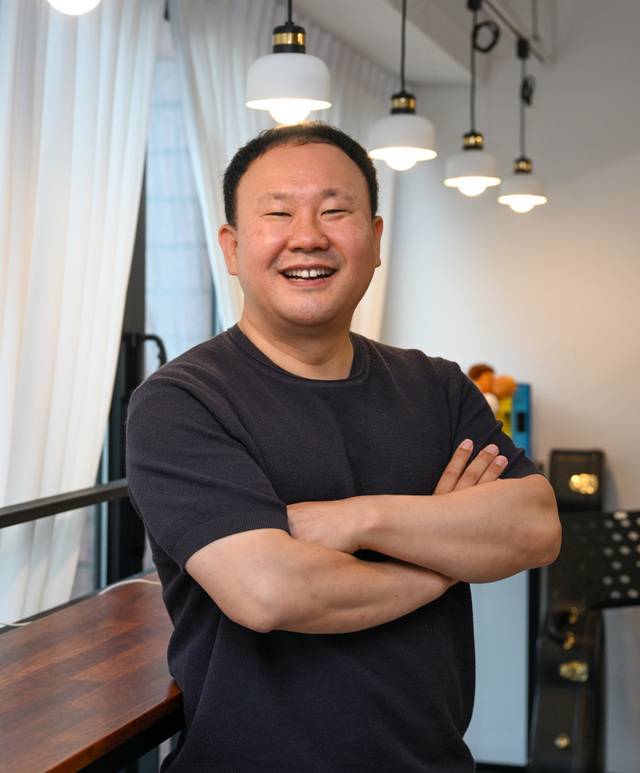 김영한 품는교회 목사가 최근 서울 서대문구 교회에서 미소짓고 있다. 신석현 포토그래퍼