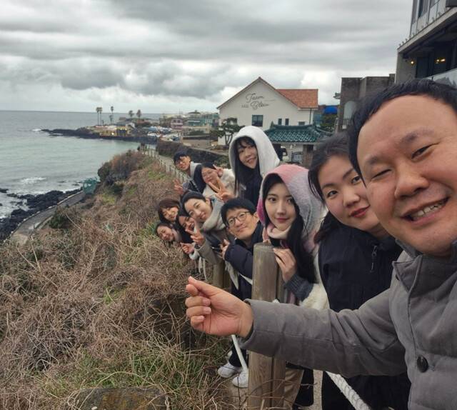 지난해 11월 교회가 선교사 자녀를 위해 마련한 제주 비전트립에서 김 목사가 성도들과 찍은 기념사진. 품는교회 제공