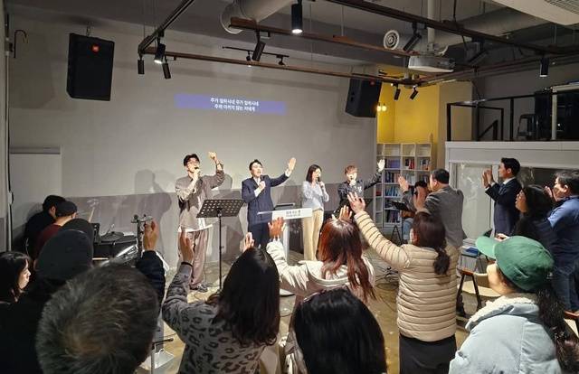 지난 3월 사순절 연합 온라인 기도회 ‘40일 밤에 뜨는 별’ 집회 장면. 품는교회 제공