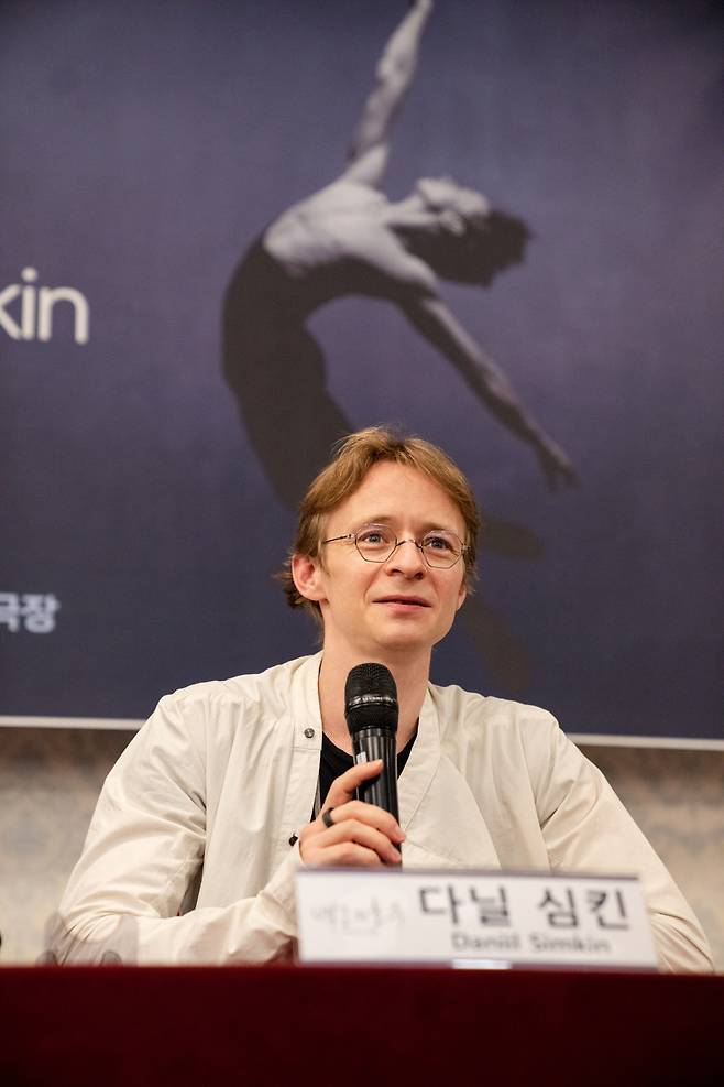 스타 발레리노 다닐 심킨이 8일 서울 유니버설아트센터에서 열린 유니버설발레단의 ‘백조의 호수’ 기자간담회에서 이야기하고 있다.      ⓒUniversal Ballet-Lyeowon Kim