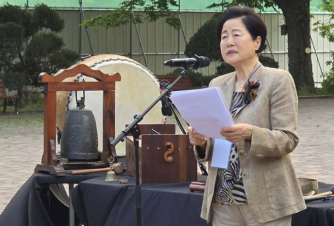 기공식 현장에서 참석자들에게 인사를 전하는 최기주 여사. 이주용 KCC정보통신 명예회장의 부인 최 여사는 100억 원 기부 약정의 취지를 전하며 새 문화관에 대한 기대를 드러냈다.(사진=KCC정보통신)