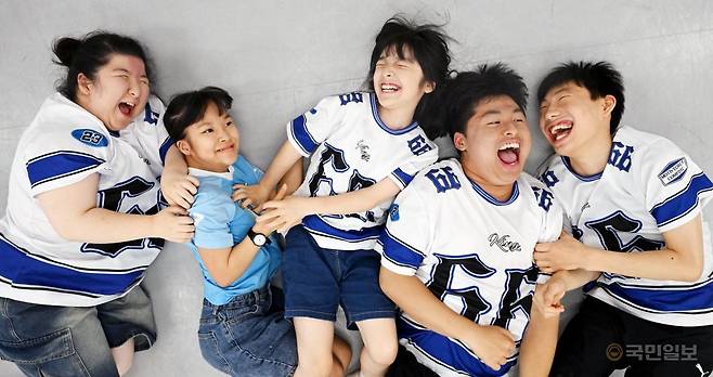 발달장애인 댄스 그룹 ‘에바크루’ 멤버들이 지난달 23일 인천시 부평구 퍼스트 댄스 스튜디오에서 뮤지컬 수업을 마친 뒤에 환하게 웃고 있다. 각기 다른 개성을 지닌 다섯 명은 무대를 향한 꿈을 나누며 연습실을 따뜻한 웃음으로 가득 채웠다. 왼쪽부터 박하진, 정명빈, 성유하, 김민규, 어수완.