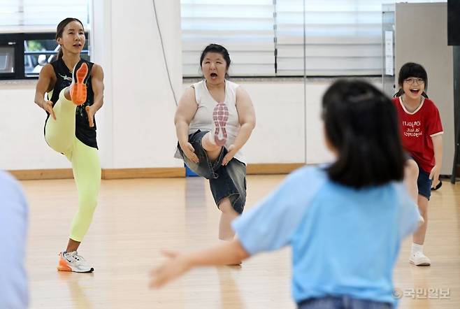 하진이가 ‘에바크루’ 멤버들과 지난달 23일 인천시 부평국민체육센터에서 춤 동작을 연습하고 있다.