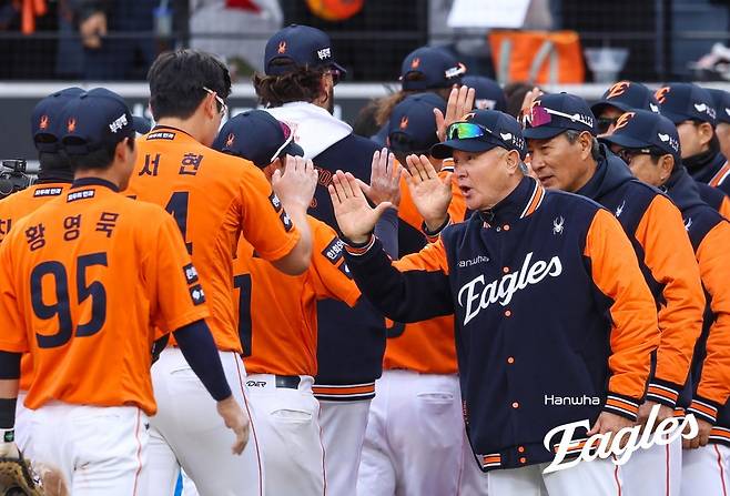 승리 직후 김경문 감독과 하이파이브하고 있는 김서현. 한화 제공