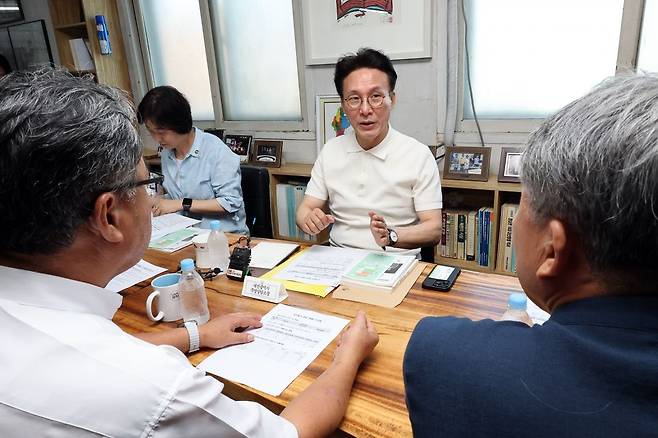 김민석 국무총리가 9일 대전 동구 쪽방 상담소를 방문, 쪽방촌 현황과 여름철 폭염 대비와 관련한 얘기를 나누고 있다. 연합뉴스