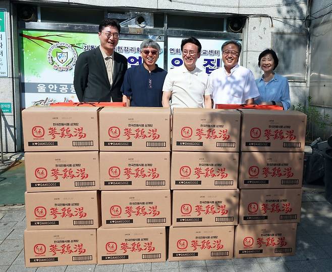 김민석 국무총리가 9일 대전시 동구 쪽방 상담소를 방문, 쪽방촌 현황과 여름철 폭염 대비와 관련한 얘기를 나눈 뒤 삼계탕을 기증하고 있다. 왼쪽부터 장철민 더불어민주당 의원, 원용철 벧엘의집 담당목사, 김 총리, 조부활 쪽방상담소장, 이스란 보건복지부 1차관. 연합뉴스