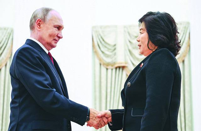 블라디미르 푸틴 러시아 대통령이 지난해 11월 4일(현지시간) 모스크바 크렘린궁에서 최선희 북한 외무상을 만나 악수하고 있다. 로이터연합뉴스
