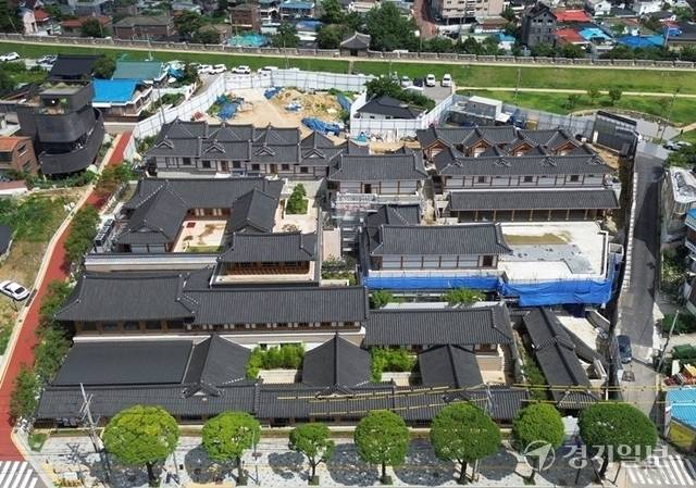 수원특례시 팔달구 남수동에 조성 중인 ‘한옥 체험마을’이 지난 2021년 공사 허가 이후 운영 방식 및 설계 등이 잇따라 변경되면서 완공이 3년여간 늦어지고 있다. 사진은 공사가 중단된 한옥 체험마을 모습. 경기일보DB