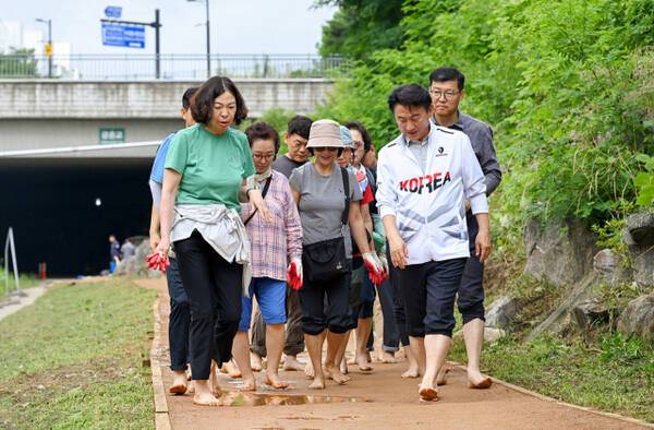 김동근 의정부시장이 시민들과 함께 어르신 친화공간으로 조성한 황톳길을 점검하고 있다. 의정부시 제공