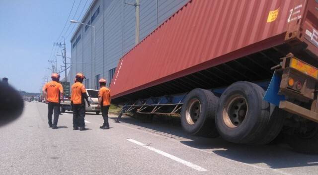 평택시 포승읍 평택국제자동차부두 인근 도로 땅꺼짐 사고현장에 화물차가 쓰러져 있다. 경기도소방재난본부 제공