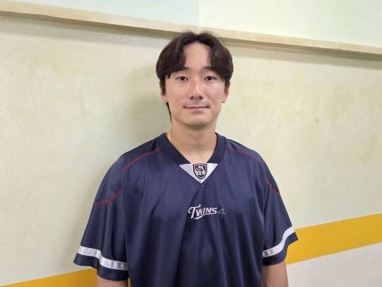 인터뷰하는 신민재. 사진[연합뉴스]