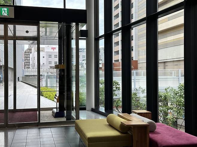 호텔 2층서 이어진 다리로 이동하면 역과 쇼핑센터로 이동이 쉽다 / 사진=권효정 여행+ 기자