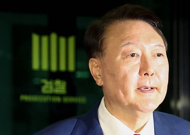 윤석열 전 대통령이 지난 5일 내란 특검 2차 조사를 마치고 조은석 특별검사팀 사무실이 있는 서울 서초구 서울고검을 나서고 있다. [사진 출처 = 연합뉴스]