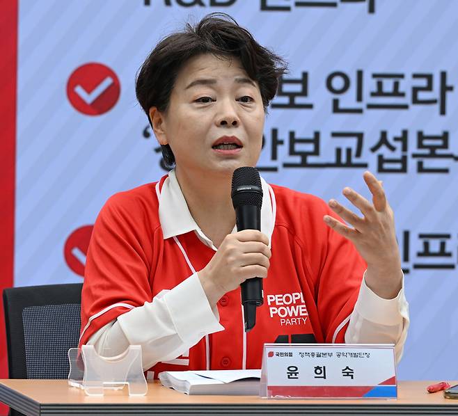 윤희숙 국민의힘 정책총괄본부 공약개발단장이 18일 서울 여의도 중앙당사에서 김문수 대통령 후보의 경제 공약 발표 관련 취재진 질문에 답하고 있다. [사진출처=뉴스1]