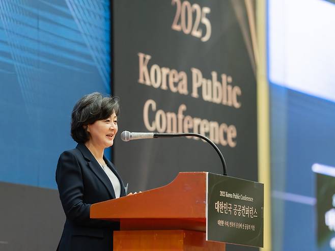 박순애 한국공공경영학회 회장이 ‘2025 대한민국 공공컨퍼런스’ 개회사를 하고 있다. [사진제공: 한국능률협회컨설팅(KMAC)]