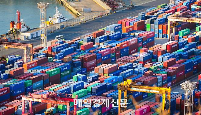 부산 신선대부두 전경. 이승환기자