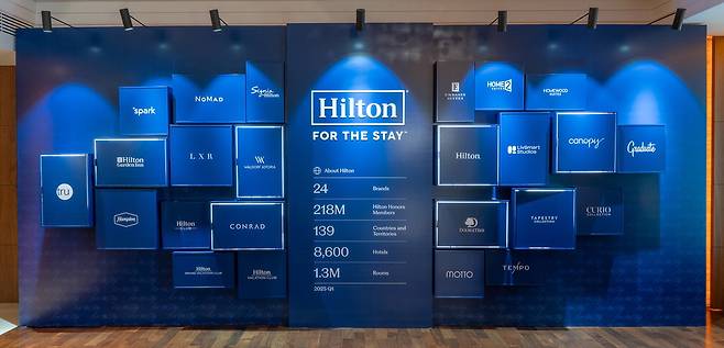 서울 여의도 콘래드 호텔에 마련된 힐튼 브랜드 월.  힐튼